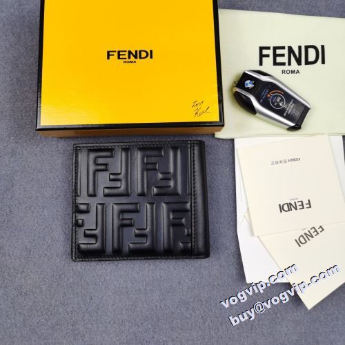 スーパーコピー 2022秋冬 上品な輝きを放つ形 フェンディ FENDI 二つ折り財布 メンズ財布 お札も楽々、驚きの大容量