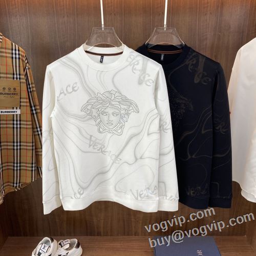 着心地抜群 2023最新入荷 ヴェルサーチ VERSACEコピーブランド 身体を保温できる プルオーバーパーカー 2色可選