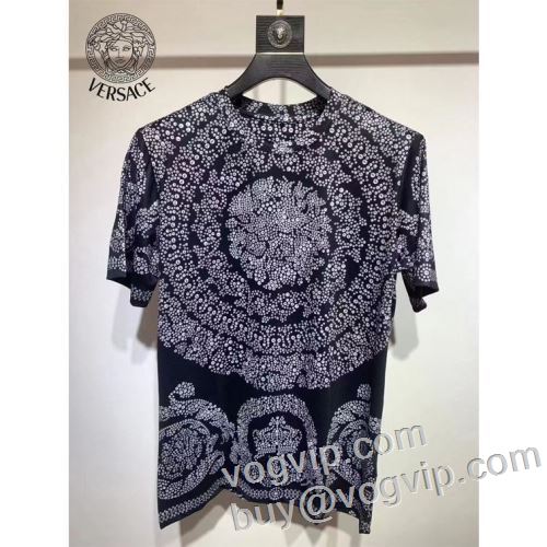 最旬アイテム 2024最新入荷 ヴェルサーチ VERSACEブランドコピー 半袖Tシャツ 肌に密着
