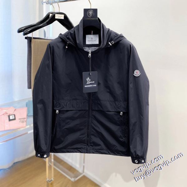 上品な輝きを放つ形 モンクレール MONCLERブランドコピー 2024最新入荷 ゆったりとしたサイズ感 ブルゾン