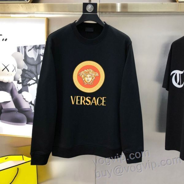 这个2色可選 厚手の生地 ヴェルサーチ VERSACEブランドスーパーコピー 2024最新入荷 先行販売 プルオーバーパーカー