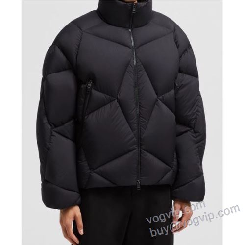 MONCLERコピー MEN103 厳しい寒さに耐える ダウンジャケット 2025数量限定セール モンクレール 2色可選 首胸ロゴ