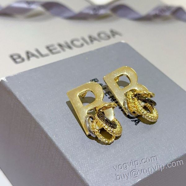 BALENCIAGAスーパーコピー 2025お得格安 バレンシアガ ピアス イヤリング コーデ 知的なムードを演出