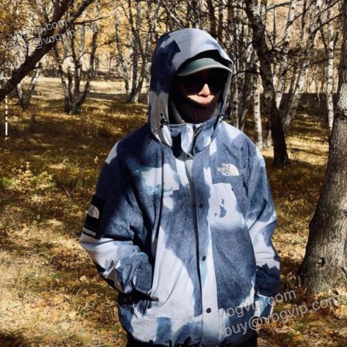 2025人気通販 シュプリームスーパーコピー Supreme x The North Face Bleached Denim Print Mountain Jacket SUPWT051 ブルゾン ジャケット 大人気アイテム！入手困難