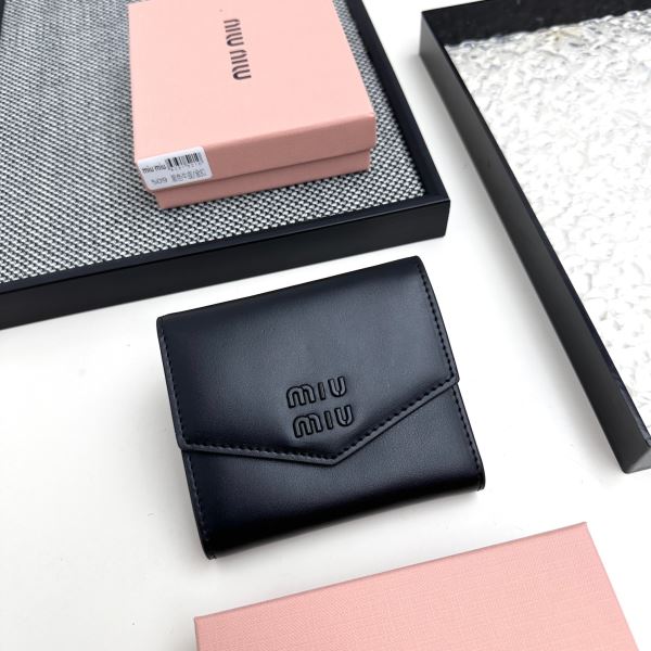 MIUMIUブランド 偽物 通販 WQBMIU015 レディース財布 ミニ財布 2025高級品 通販 ミュウミュウ 三つ折り財布 多色選択可 日本未入荷モデル