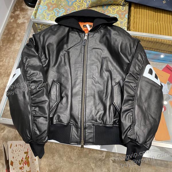 革ジャケット 2025年モデル入荷 バレンシアガ コピー ブランド WTBAL165 革ジャンパー 存在感のある