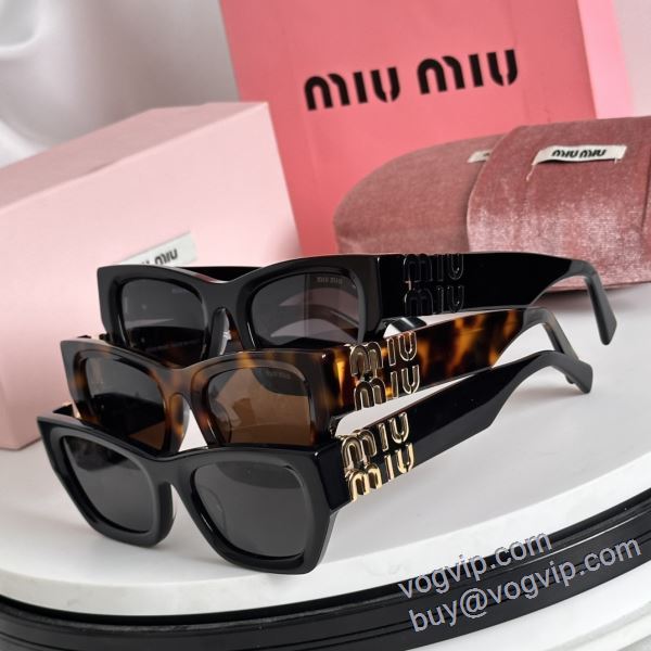 注目のアイテム ミュウミュウ MIUMIUコピーブランド YJMIU018 2025超激得新品 サングラス 眼鏡/メガネ 3色可選