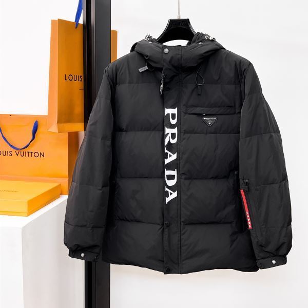 防寒具としての機能もバッチリ プラダ コピー 高品質 MYPR003 ダウンジャケット 2026年モデル入荷