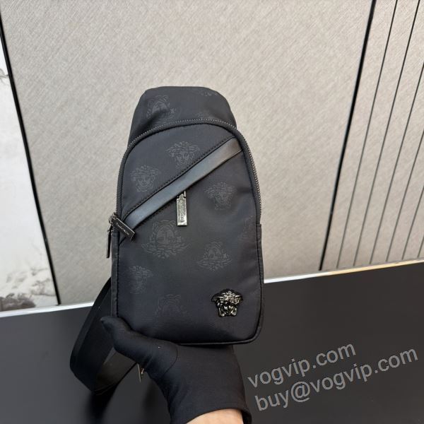 TOPセラー賞受賞！ VERSACEブランド 偽物 通販 2026人気定番安い NBAGVS036 ヴェルサーチ ショルダーバッグ 斜め掛けバッグ メンズバッグ