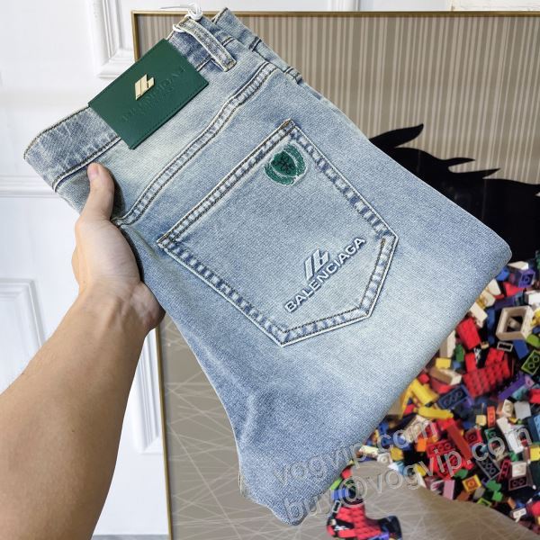 バレンシアガ BALENCIAGAブランドスーパーコピー 2026年モデル入荷 NZKBAL021 ジーンズ デニムパンツ 高級感漂わせる