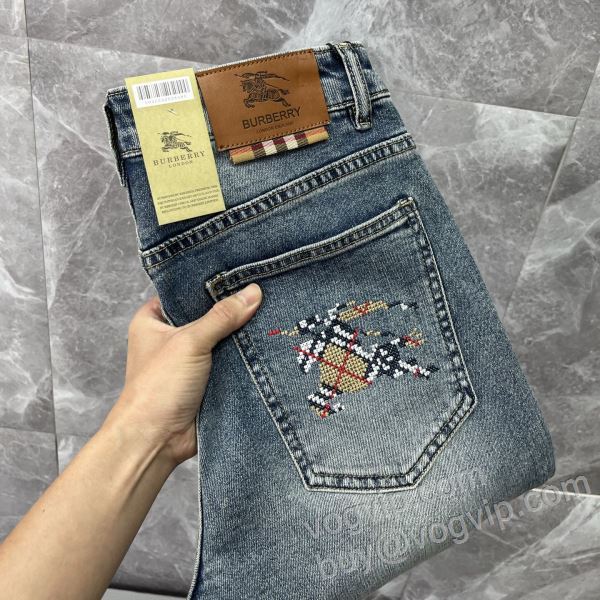 人気が爆発 バーバリー BURBERRYブランドスーパーコピー 2026爆買い定番人気 NZKBU021 ジーンズ デニムパンツ