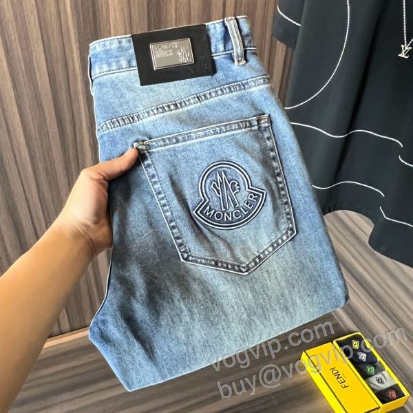 モンクレール 2026春夏季超人気 NZKMO017 ジーンズ デニムパンツ MONCLERスーパーコピー 激安 【人気ブログ掲載】