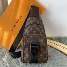 定番のアイテムショルダーバッグ...