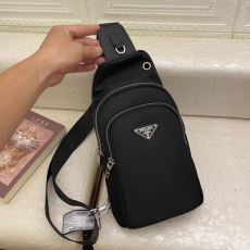 綺麗に決まるフォルムPRADA...