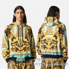 新作登場 ヴェルサーチブランド コピー 抜群な楽チン感ある大定番 VERSACE ブルゾン 汚れしにくい