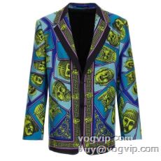 高級感漂わせる 2023秋冬 ヴェルサーチ VERSACE偽物ブランド ブルゾン ダブルスーツ 艶やかなコート