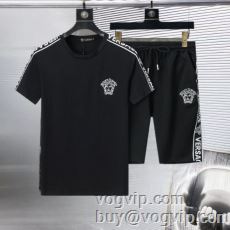 【激安】 ヴェルサーチ VERSACEブランド コピー 2024年モデル入荷 デザイン性の高い 半袖Tシャツ 上下セット 2色可選