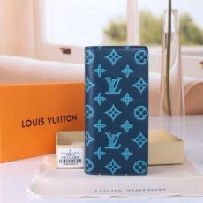 可愛く上品な雰囲気 ルイ ヴィトン LOUIS VUITTONコピー NQBLV014 2025お買い得高品質 二つ折り財布 クリップウォレット M82324