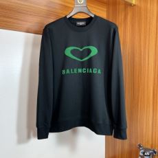 絶大な人気を誇る バレンシアガ...