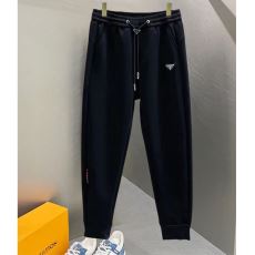 2026最新入荷 NZKPR008 チノパン スエットパンツ プラダ 偽物ブランド おしゃれに絶大な人気の