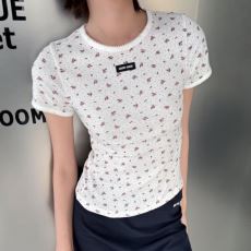 ミュウミュウ MIUMIUブランドスーパーコピー NXZ022 レディース 半袖Tシャツ 2色可選 2026HOT新作登場